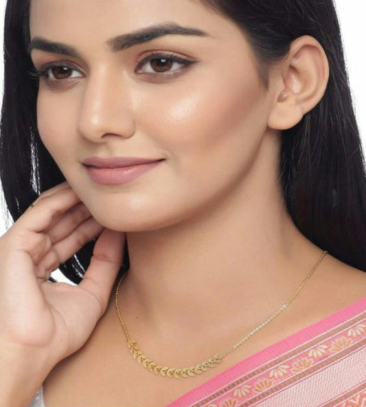 Elegant Leaf Design Necklace