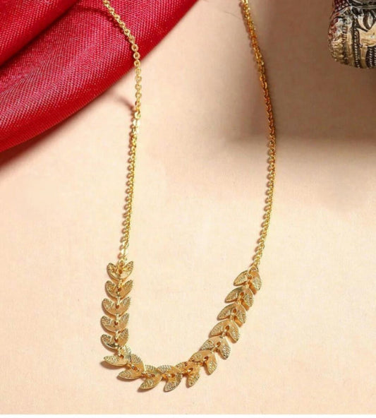Elegant Leaf Design Necklace