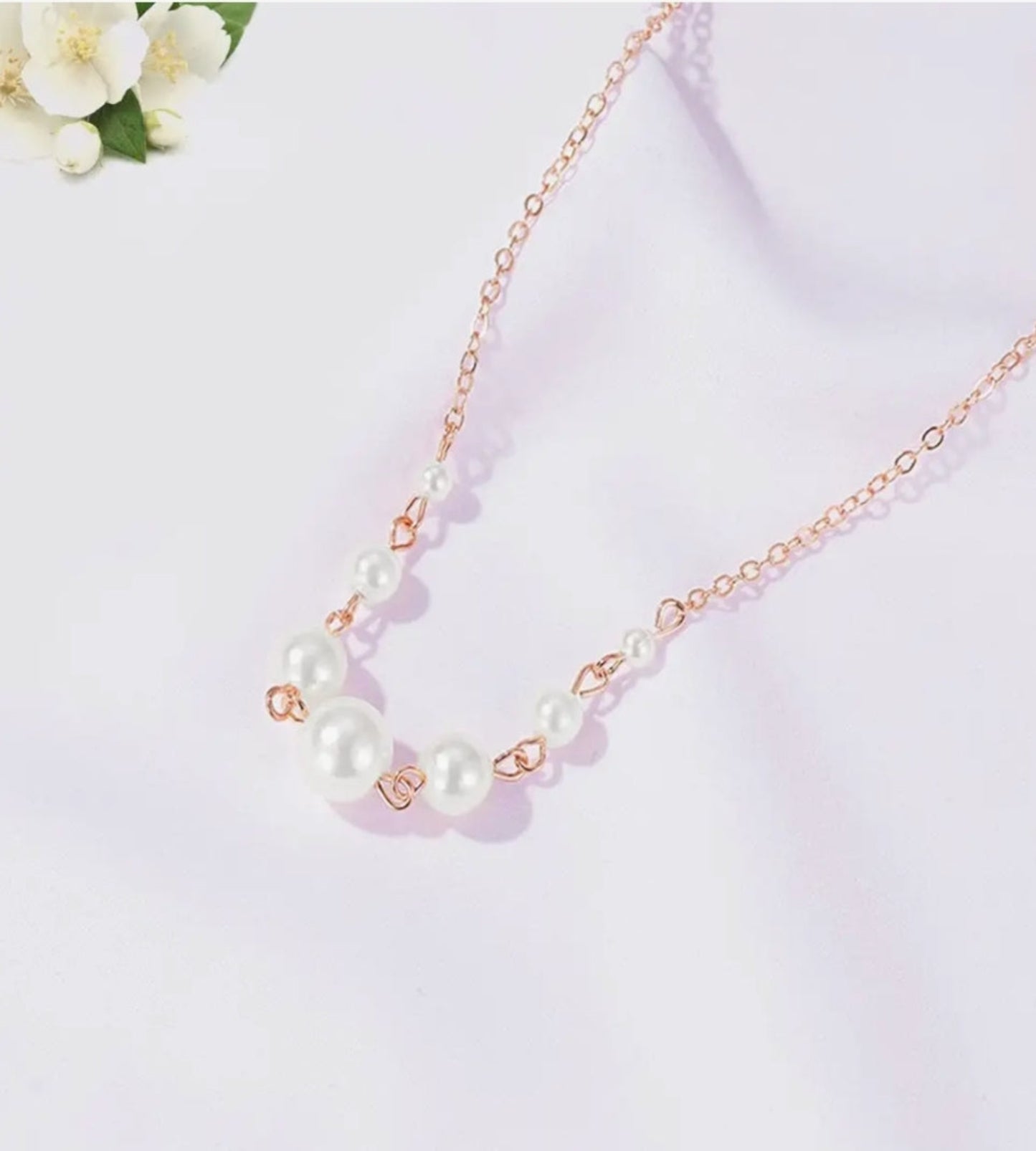 Elegant Chain Necklace with Graduated Pearl Accents
