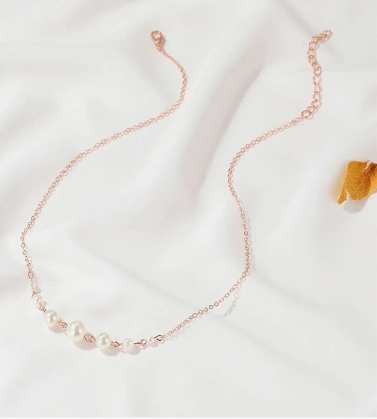 Elegant Chain Necklace with Graduated Pearl Accents