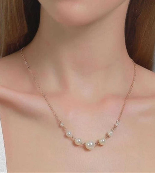 Elegant Chain Necklace with Graduated Pearl Accents