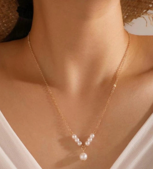 Minimal Pearl Drop Necklace